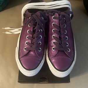 “Send Ur Price?” Converse Purple Low-Top Sneakers 💜💜